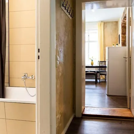 Апартаменты Shabby Chic Self Checkin And Free Street Parking